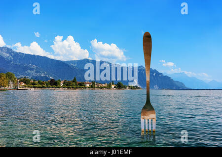 Vevey, Svizzera - 27 agosto 2016: forca scultura presso il Lago di Ginevra in Vevey, Canton Vaud in Svizzera. Alpi montagne sullo sfondo Foto Stock