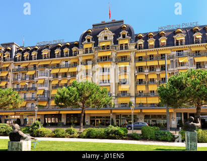 Montreux, Svizzera - 27 agosto 2016: Giardino e hotel di lusso sul lago di Ginevra Riviera a Montreux, canton Vaud, Svizzera Foto Stock