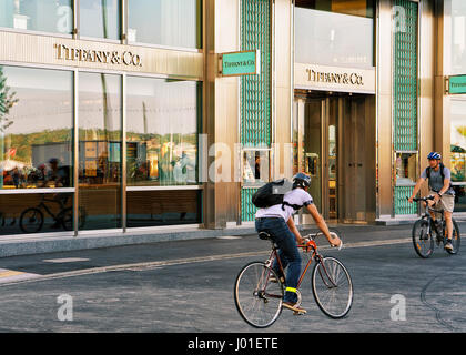 Ginevra, Svizzera - 30 agosto 2016: Uomini equitazione biciclette a gioielli di Tiffany store nel centro di Ginevra, Svizzera Foto Stock