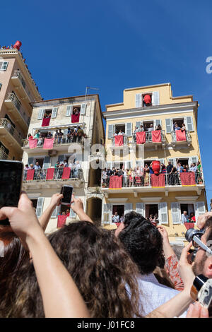 Corfù, Grecia - 30 Aprile 2016: Corfians buttare pentole di creta da finestre e balconi su Sabato santo per celebrare la risurrezione di Cristo. Pasqua p Foto Stock