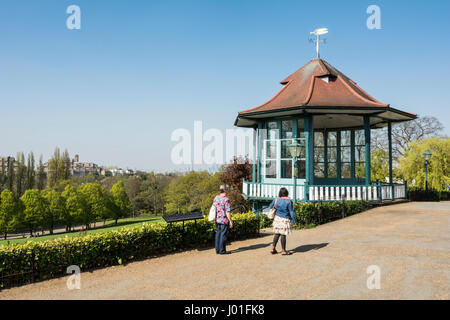 Persone che si rilassano accanto al Bandstand a Horniman Gardens, Forest Hill, Londra, SE23, Regno Unito Foto Stock