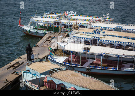 Barche di legno per il trasporto di passeggeri ancorato lungo il fiume Nilo in Aswan, Egitto, Nord Africa Foto Stock