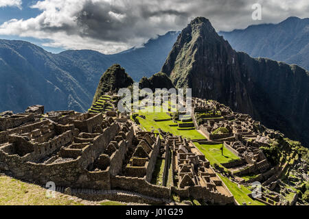 Vista panoramica dalla cima di vecchie rovine Inca e Wayna Picchu, Machu Picchu, Urubamba provnce, Perù Foto Stock