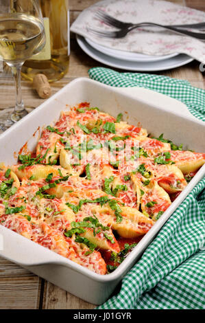 Pasta conchiglioni gusci di carne ripieni di carne macinata con spinaci e salsa di pomodoro , formaggio parmigiano. Foto Stock