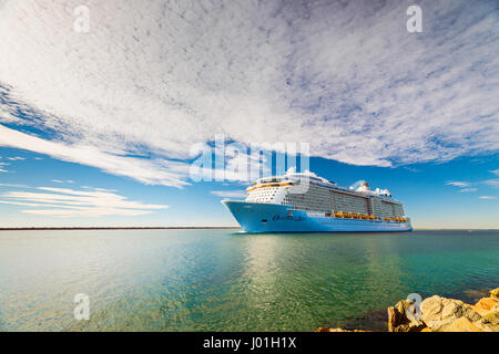 Port Adelaide, Australia del Sud, 14 Febbraio 2017: MS Ovation del mare la nave di crociera di lasciare il porto esterno al tramonto. Foto Stock