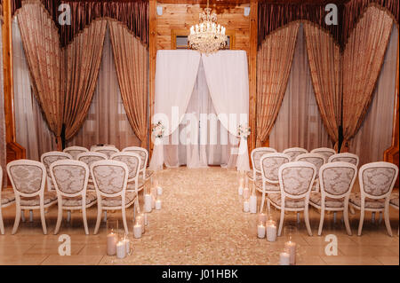 Interno della sala per matrimoni decorazione in colore bianco e marrone Foto Stock