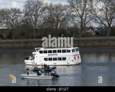Il fiume Tamigi barca a remi vogatori banca sport canottaggio Foto Stock