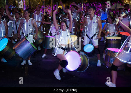 Bangkok, Tailandia. 08 apr, 2017. Danzatrici tailandesi durante il Songkran sfilata in occasione dell imminente Songkran Festival in Bangkok, Tailandia. Credito: Anusak Laowilas/Pacific Press/Alamy Live News Foto Stock