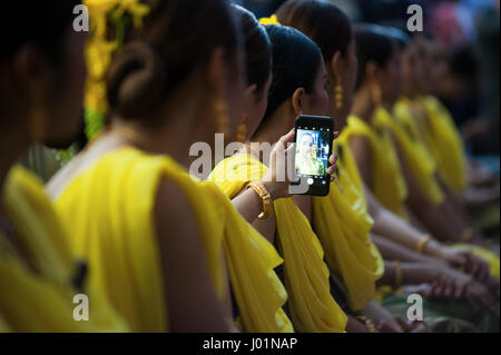 Bangkok, Tailandia. 08 apr, 2017. Danzatrici tailandesi durante il Songkran sfilata in occasione dell imminente Songkran Festival in Bangkok, Tailandia. Credito: Anusak Laowilas/Pacific Press/Alamy Live News Foto Stock