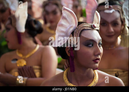 Bangkok, Tailandia. 08 apr, 2017. Danzatrici tailandesi durante il Songkran sfilata in occasione dell imminente Songkran Festival in Bangkok, Tailandia. Credito: Anusak Laowilas/Pacific Press/Alamy Live News Foto Stock