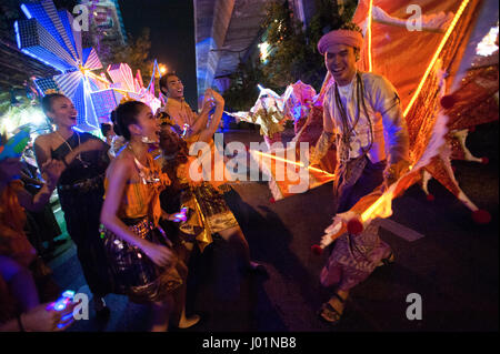 Bangkok, Tailandia. 08 apr, 2017. Danzatrici tailandesi durante il Songkran sfilata in occasione dell imminente Songkran Festival in Bangkok, Tailandia. Credito: Anusak Laowilas/Pacific Press/Alamy Live News Foto Stock