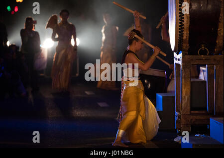 Bangkok, Tailandia. 08 apr, 2017. Danzatrici tailandesi durante il Songkran sfilata in occasione dell imminente Songkran Festival in Bangkok, Tailandia. Credito: Anusak Laowilas/Pacific Press/Alamy Live News Foto Stock