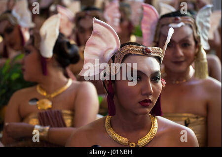 Bangkok, Tailandia. 08 apr, 2017. Danzatrici tailandesi durante il Songkran sfilata in occasione dell imminente Songkran Festival in Bangkok, Tailandia. Credito: Anusak Laowilas/Pacific Press/Alamy Live News Foto Stock