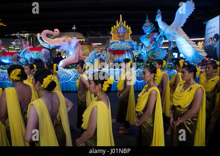 Bangkok, Tailandia. 08 apr, 2017. Danzatrici tailandesi durante il Songkran sfilata in occasione dell imminente Songkran Festival in Bangkok, Tailandia. Credito: Anusak Laowilas/Pacific Press/Alamy Live News Foto Stock