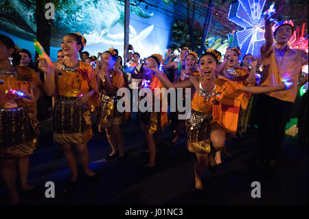 Bangkok, Tailandia. 08 apr, 2017. Danzatrici tailandesi durante il Songkran sfilata in occasione dell imminente Songkran Festival in Bangkok, Tailandia. Credito: Anusak Laowilas/Pacific Press/Alamy Live News Foto Stock