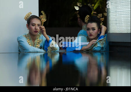 Bangkok, Tailandia. 08 apr, 2017. Danzatrici tailandesi durante il Songkran sfilata in occasione dell imminente Songkran Festival in Bangkok, Tailandia. Credito: Anusak Laowilas/Pacific Press/Alamy Live News Foto Stock