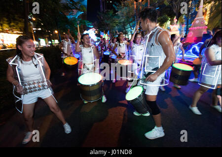 Bangkok, Tailandia. 08 apr, 2017. Danzatrici tailandesi durante il Songkran sfilata in occasione dell imminente Songkran Festival in Bangkok, Tailandia. Credito: Anusak Laowilas/Pacific Press/Alamy Live News Foto Stock