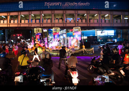 Bangkok, Tailandia. 08 apr, 2017. Danzatrici tailandesi durante il Songkran sfilata in occasione dell imminente Songkran Festival in Bangkok, Tailandia. Credito: Anusak Laowilas/Pacific Press/Alamy Live News Foto Stock