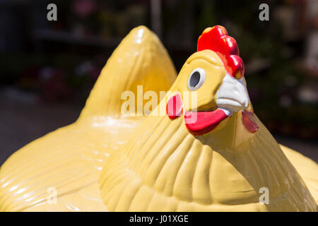 Hen giallo giocattolo di plastica, tipici di Cadice sulla holyweek Foto Stock