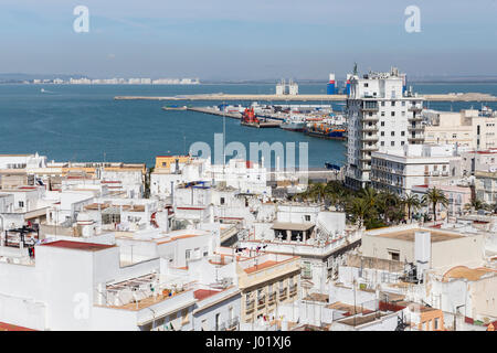 Vista del centro storico e del porto di Cadice dal ponte di osservazione, prendere a Cadice, Andalusia, Spagna Foto Stock