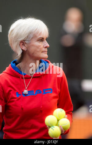 Judy Murray coacj=hing tennis a una miscela di adulti e bambini Foto Stock