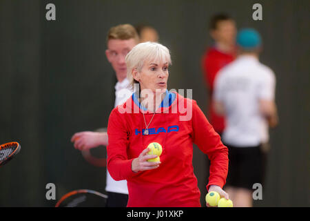 Judy Murray tennis coaching a una miscela di adulti e bambini Foto Stock