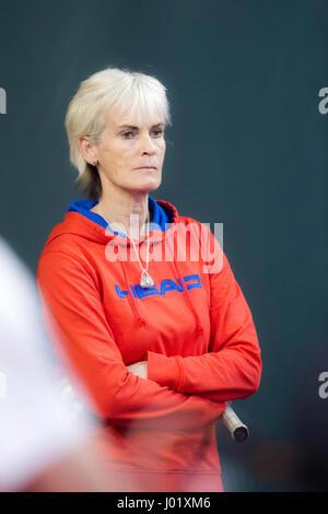 Judy Murray tennis coaching a una miscela di adulti e bambini Foto Stock