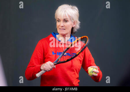 Judy Murray tennis coaching a una miscela di adulti e bambini Foto Stock