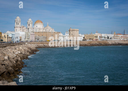 Vista panoramica della città a marzo, confina con il mare Mediterraneo e la sua cattedrale, chiamato Catedral Nueva dai locali, Cadice, Andalusia, Spagna Foto Stock