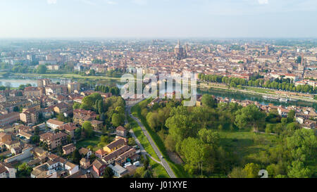 Vista aerea di Pavia e il fiume Ticino, vista del Duomo di Pavia, Ponte Coperto e il Castello Visconteo. Lombardia, Italia Foto Stock