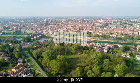 Vista aerea di Pavia e il fiume Ticino, vista del Duomo di Pavia, Ponte Coperto e il Castello Visconteo. Lombardia, Italia Foto Stock