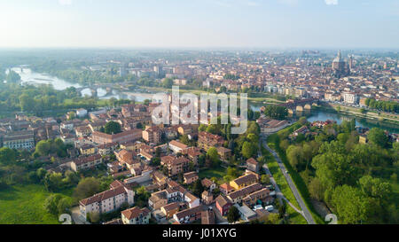 Vista aerea di Pavia e il fiume Ticino, vista del Duomo di Pavia, Ponte Coperto e il Castello Visconteo. Lombardia, Italia Foto Stock