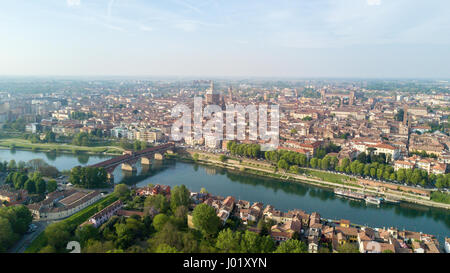 Vista aerea di Pavia e il fiume Ticino, vista del Duomo di Pavia, Ponte Coperto e il Castello Visconteo. Lombardia, Italia Foto Stock