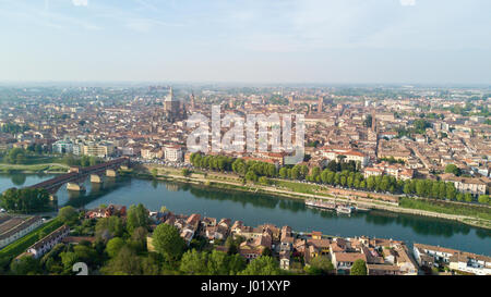 Vista aerea di Pavia e il fiume Ticino, vista del Duomo di Pavia, Ponte Coperto e il Castello Visconteo. Lombardia, Italia Foto Stock