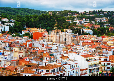 Roof top view di Tossa de Mar, sulla Costa Brava vicino al mare Mediterraneo in Spagna. Foto Stock