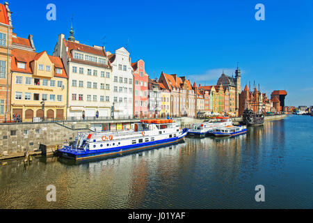 Gdansk, Polonia - 8 Maggio 2014: Ferry boat a riva del fiume Motlawa a Danzica, Polonia. Persone sullo sfondo Foto Stock