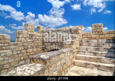 I muri di pietra e di gate di antica fortezza Foto Stock