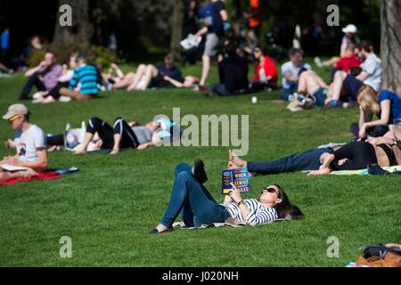 Persone sole in Hyde Park, London, come vacanze di Pasqua le temperature di molla per altezze di summertime questo fine settimana come il giorno più caldo dell'anno si prevede di arrivare sulle coste inglesi. Foto Stock