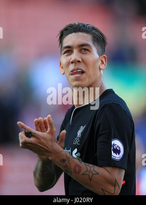 Di Liverpool Roberto Firmino celebra dopo il fischio finale durante il match di Premier League a bet365 Stadium, Stoke. Foto Stock