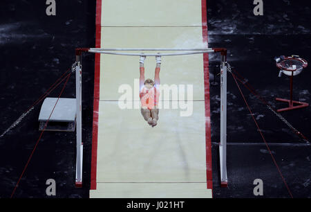 Tabea Alt in Germania sulle barre irregolari durante la Coppa del mondo di ginnastica all'O2, Londra. PREMERE ASSOCIAZIONE foto. Data immagine: Sabato 8 aprile 2017. Il credito fotografico dovrebbe essere: Steven Paston/PA Wire. . Foto Stock