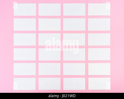 White Blank Business Cards su sfondo rosa con fini di Grana carta Foto Stock