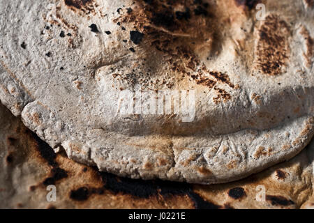 Bajra rotis : tradizionale indiana Roti, prevalentemente mangiato dalla classe operaia in area rurale. Foto Stock