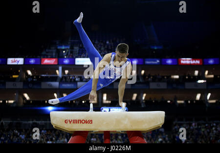 Gran Bretagna Max Whitlock durante una mostra sul display il cavallo durante la Coppa del Mondo di Ginnastica all'O2, Londra. Foto Stock