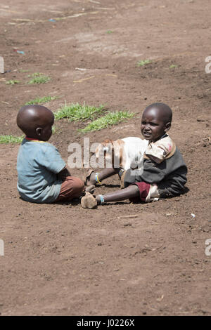 Ngorongoro Conservation Area, Tanzania - Marzo 8, 2017 : i ragazzi con la capra in villaggio Masai in Ngorongoro Conservation Area, Tanzania Africa. Foto Stock