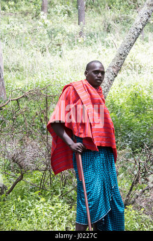 Ngorongoro Conservation Area, Tanzania - Marzo 8, 2017 : guerriero Masai nel villaggio di Ngorongoro Conservation Area, Tanzania Africa. Foto Stock