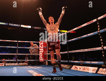 Mason Cartwright celebra la vittoria su Sam Omidi a Manchester Arena. Foto Stock