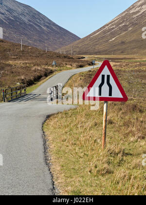 Strada si restringe segno sulla singola traccia strada di campagna con passaggio di posti sull'Isola di Skye in Scozia, Regno Unito Foto Stock