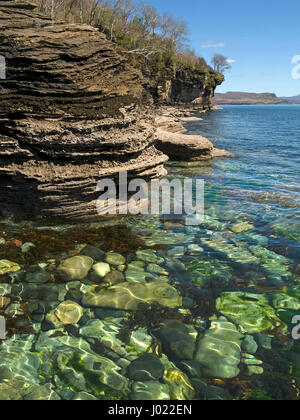 Scogliere e paesaggi costieri sulle rive di Loch Slapin a Glasnakille vicino Elgol sull'Isola di Skye in Scozia, Regno Unito Foto Stock