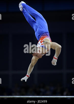 Il Brinn Bevan della Gran Bretagna sul Bar orizzontale durante la Coppa del mondo di Ginnastica all'O2, Londra. PREMERE ASSOCIAZIONE foto. Data foto: Sabato 8 aprile 2017. Il credito fotografico dovrebbe essere: Steven Paston/PA Wire. RESTRIZIONI: Solo per uso editoriale, nessun uso commerciale senza previa autorizzazione. Foto Stock