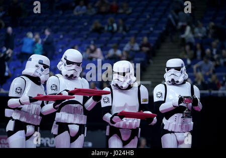 Star Wars Stormtroopers durante le cerimonie di medaglie durante la Coppa del Mondo di Ginnastica all'O2, Londra. Stampa foto di associazione. Picture Data: Sabato 8 Aprile 2017. Foto di credito dovrebbe leggere: Steven Paston/filo PA. Restrizioni: solo uso editoriale, nessun uso commerciale senza la preventiva autorizzazione. Foto Stock